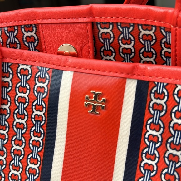 TORY BURCH - RED/ORANGE GEMINI LINK COATED CANVAS TOTE - Picture 7 of 7